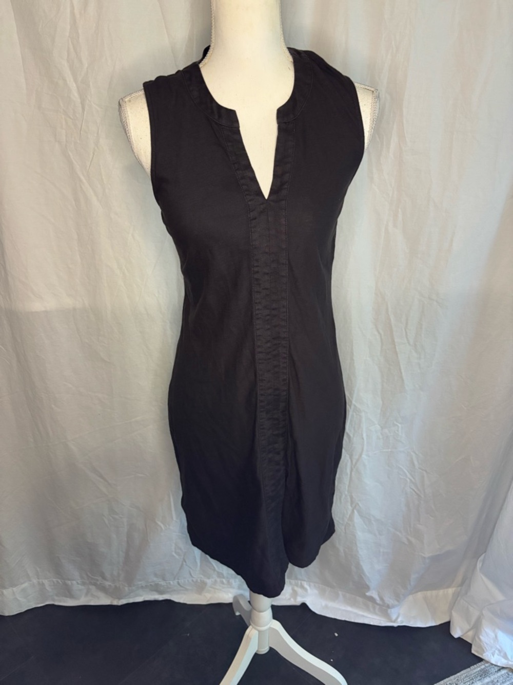 Tommy Bahama Black Sleeveless V-Neck Shift Dress with Center Placket